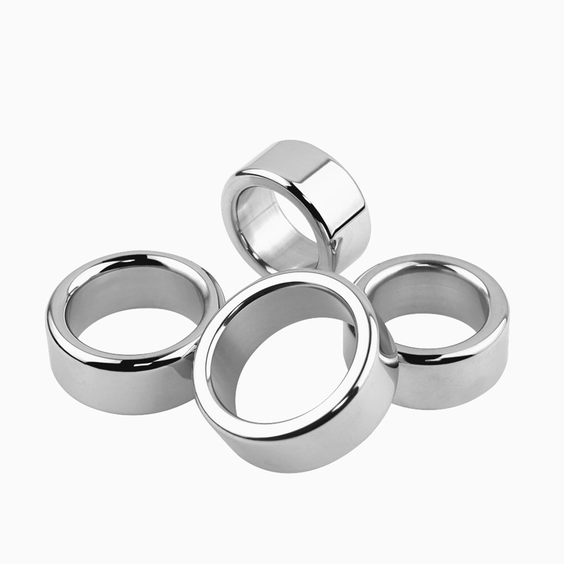 anello spesso in metallo
